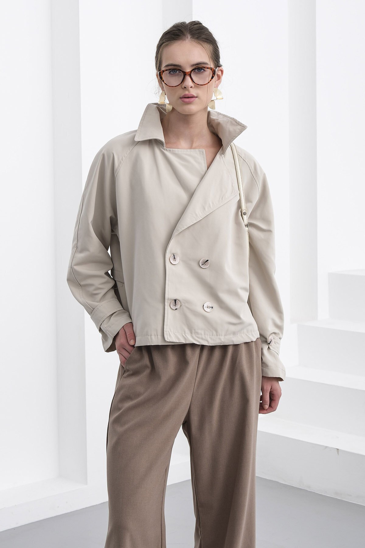 Çift Düğmeli Kruvaze Yaka Kısa Astarlı Trençkot