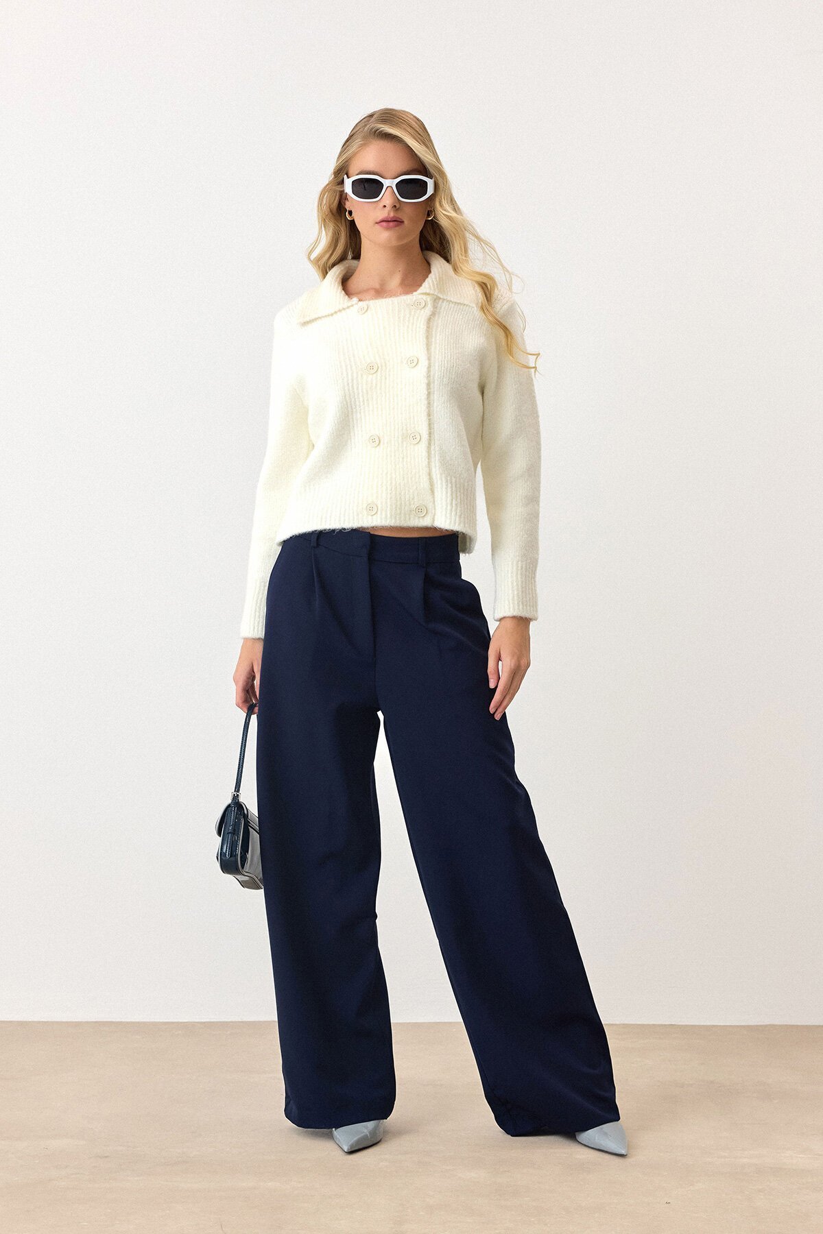 Ekru Çift Düğme Detaylı Düz Kesim Triko Hırka