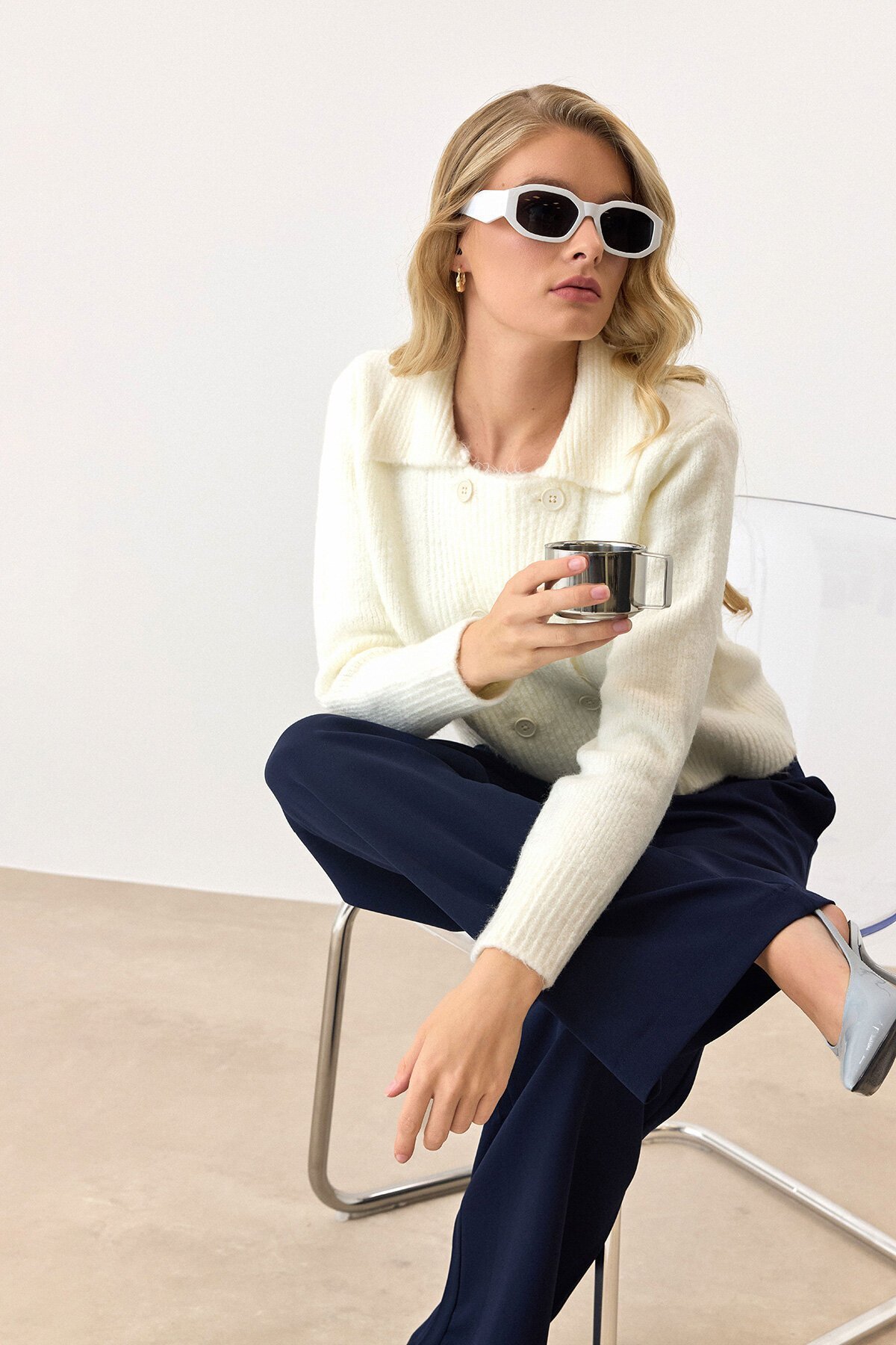 Ekru Çift Düğme Detaylı Düz Kesim Triko Hırka