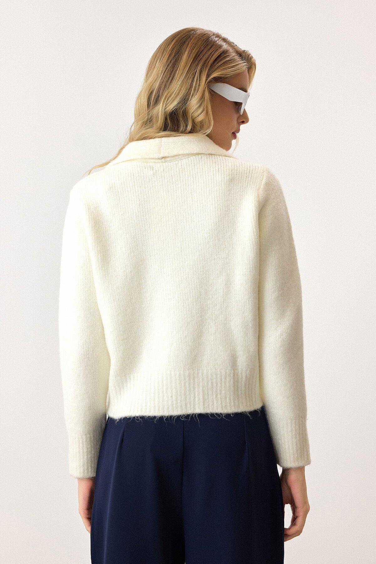 Ekru Çift Düğme Detaylı Düz Kesim Triko Hırka