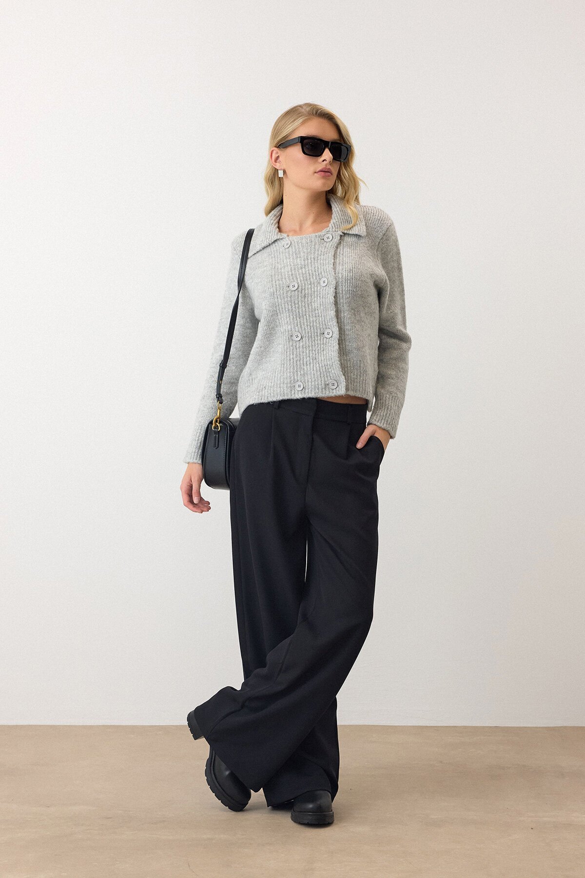 Gri Çift Düğme Detaylı Düz Kesim Triko Hırka