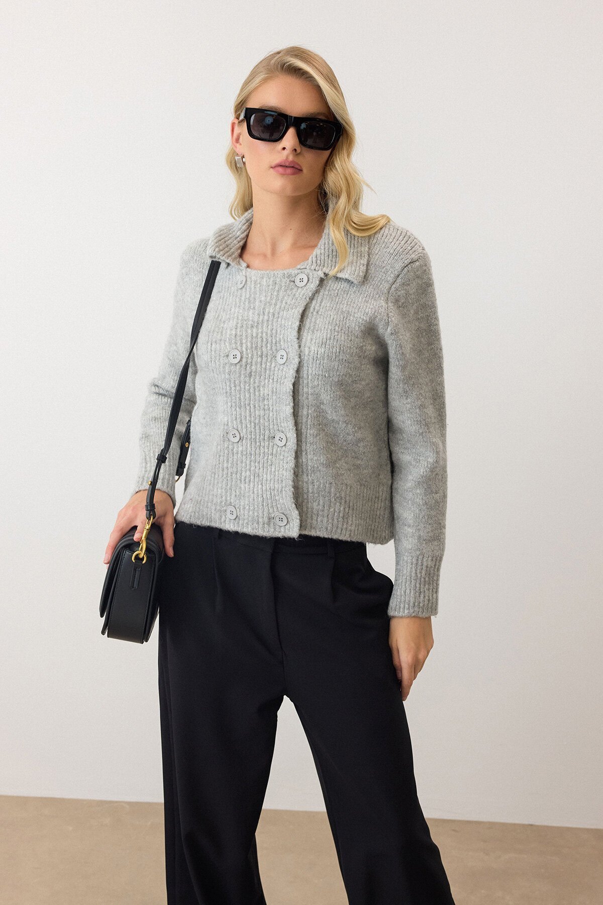 Gri Çift Düğme Detaylı Düz Kesim Triko Hırka