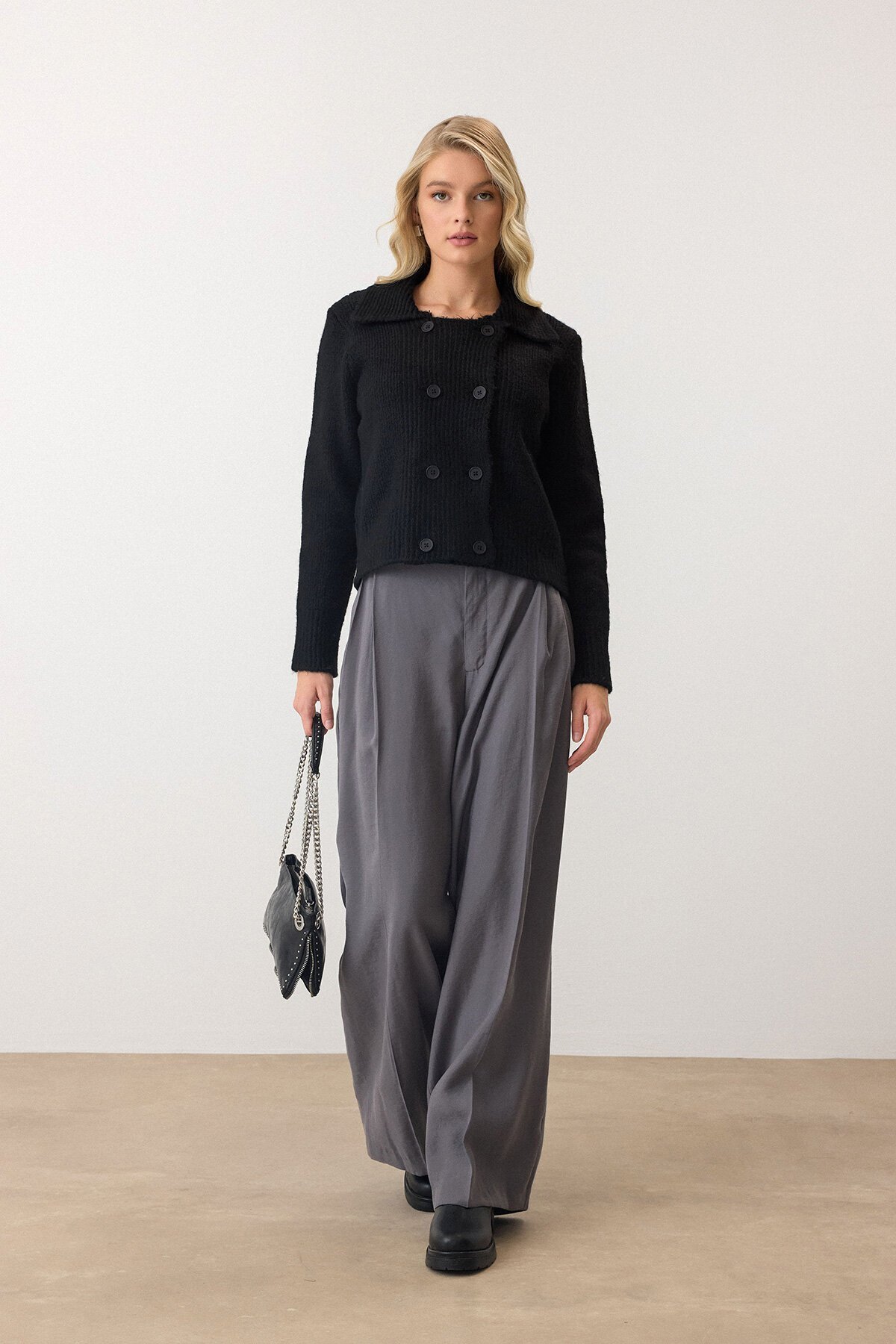 Siyah Çift Düğme Detaylı Düz Kesim Triko Hırka