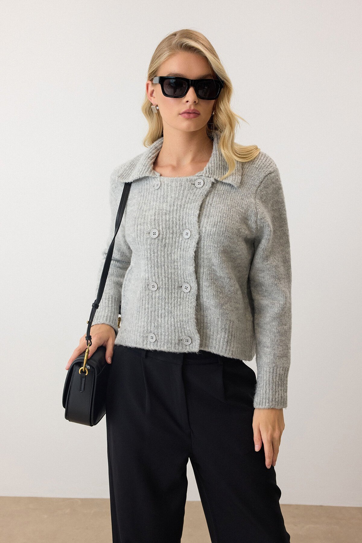 Gri Çift Düğme Detaylı Düz Kesim Triko Hırka