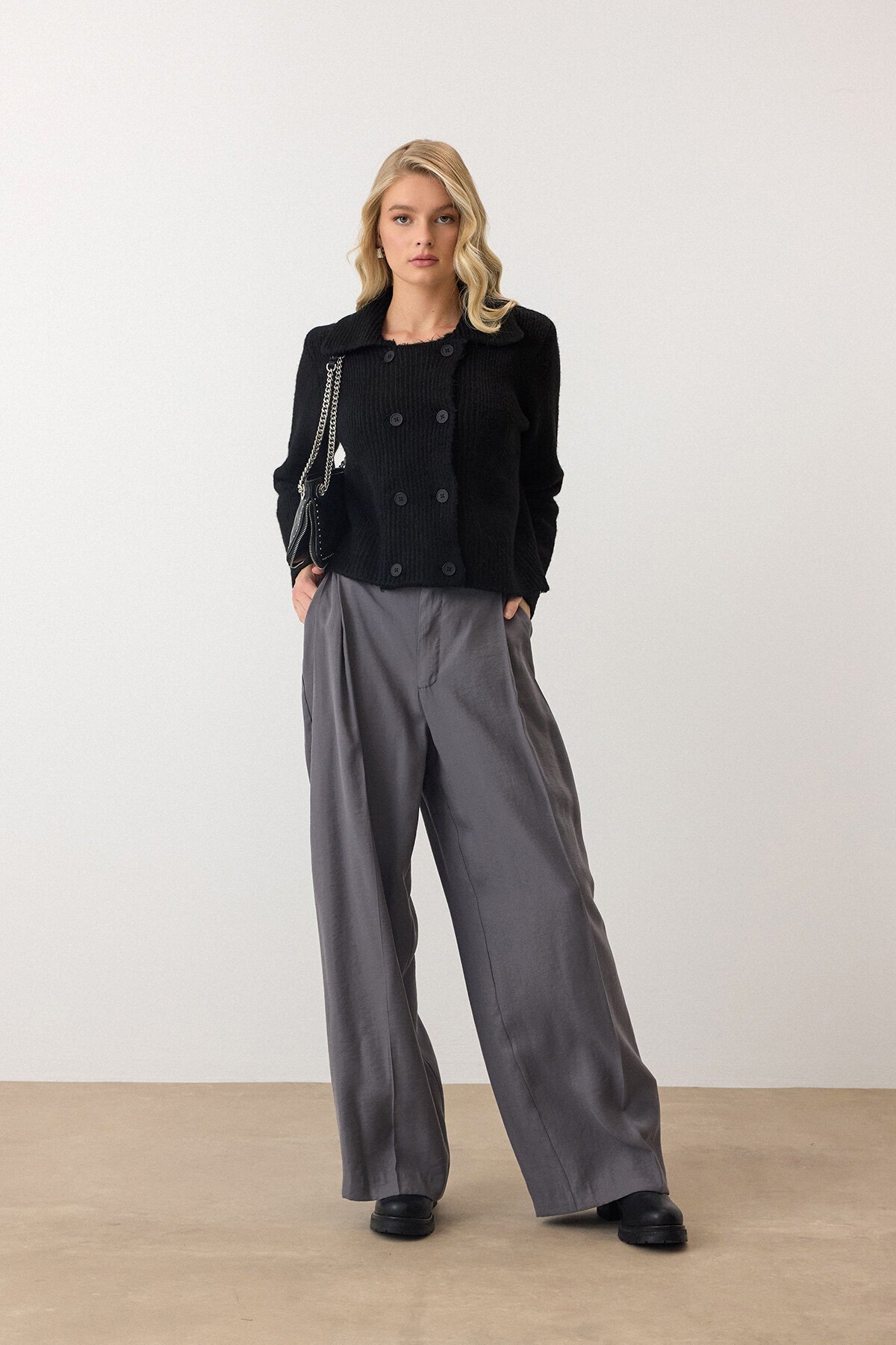 Siyah Çift Düğme Detaylı Düz Kesim Triko Hırka