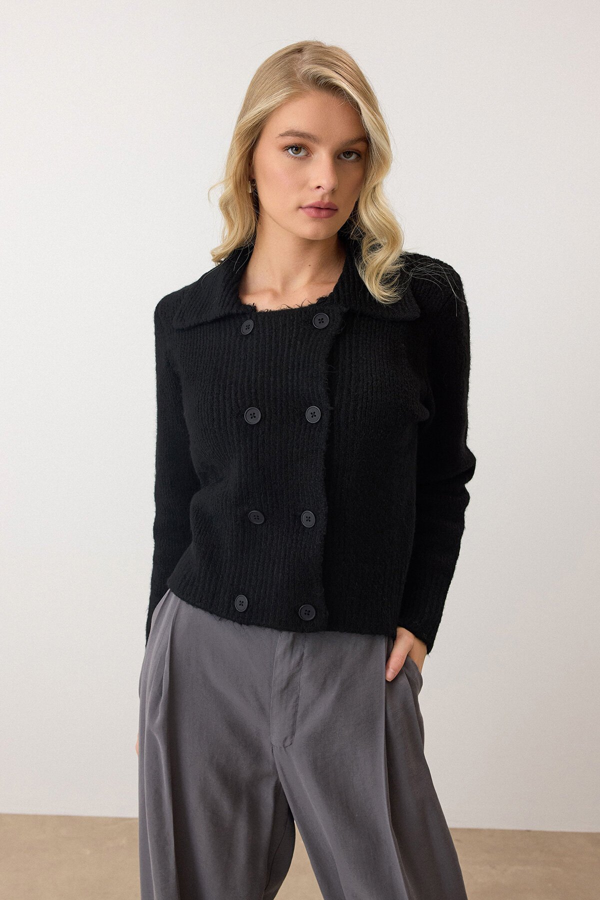 Siyah Çift Düğme Detaylı Düz Kesim Triko Hırka