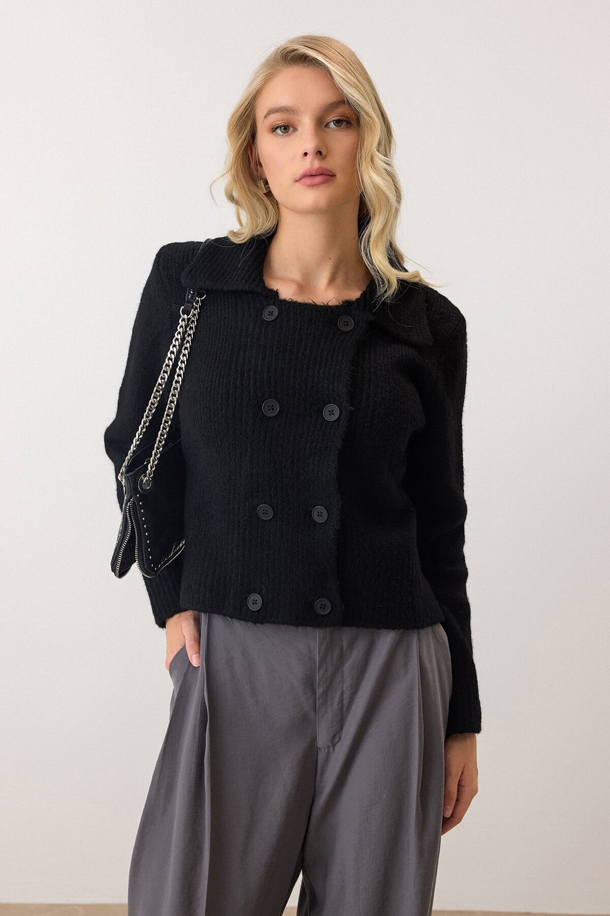 Siyah Çift Düğme Detaylı Düz Kesim Triko Hırka