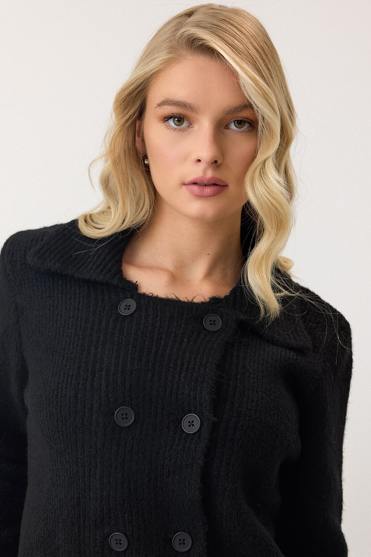 Siyah Çift Düğme Detaylı Düz Kesim Triko Hırka