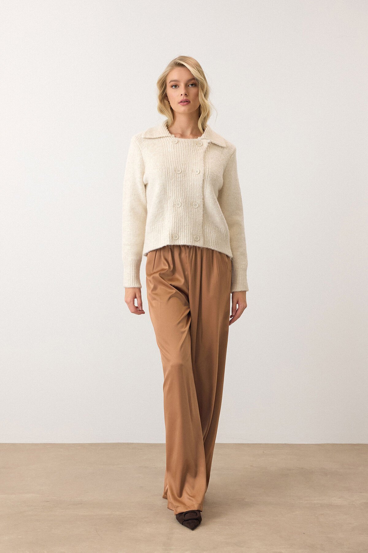 Krem Çift Düğme Detaylı Düz Kesim Triko Hırka