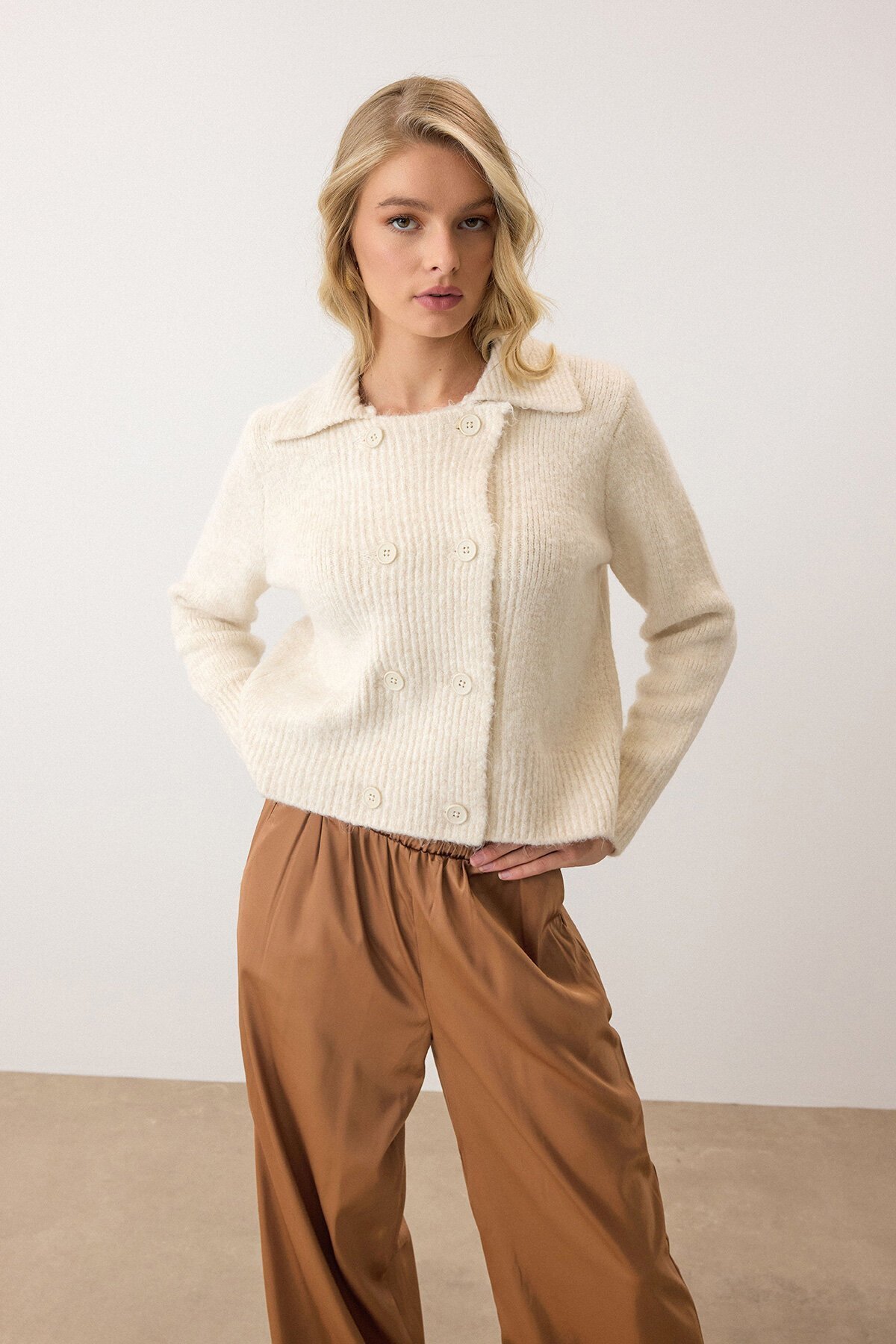 Krem Çift Düğme Detaylı Düz Kesim Triko Hırka