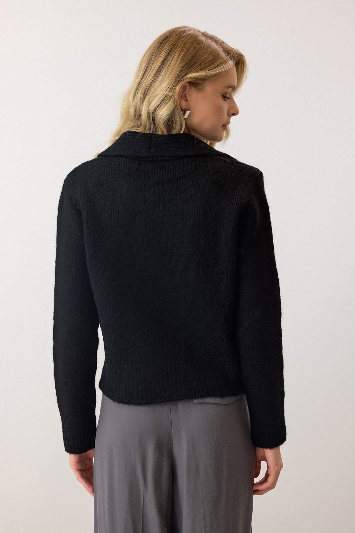 Siyah Çift Düğme Detaylı Düz Kesim Triko Hırka