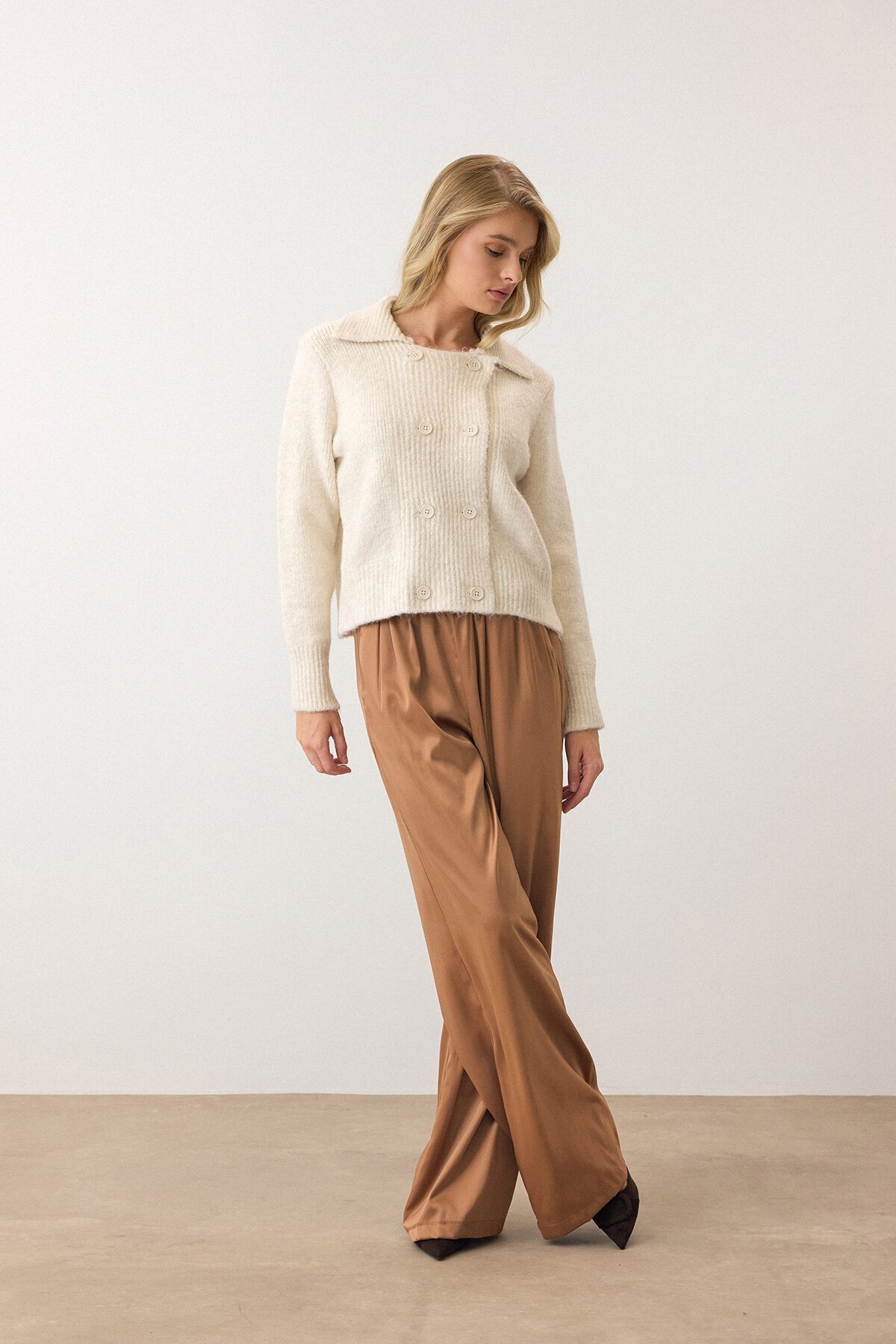 Krem Çift Düğme Detaylı Düz Kesim Triko Hırka