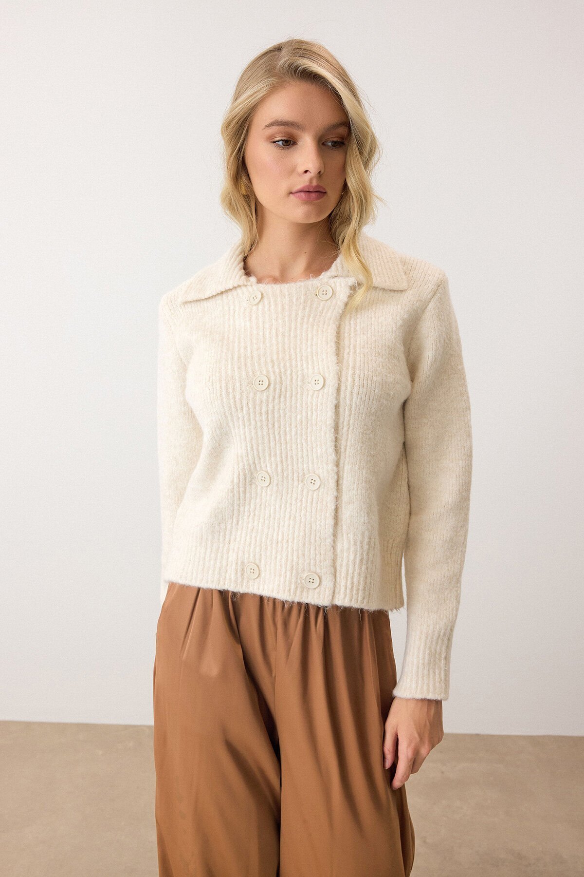 Krem Çift Düğme Detaylı Düz Kesim Triko Hırka