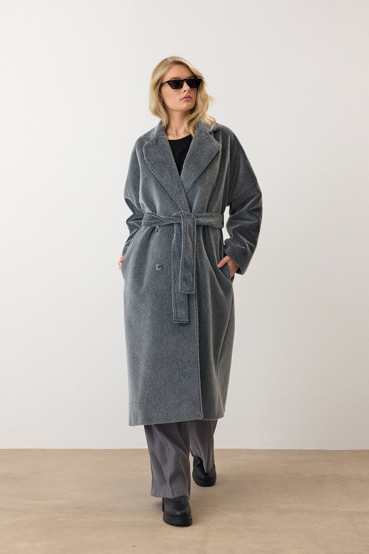 Gri Çift Düğmeli Yumuşak Dokulu Kaşe Kaban