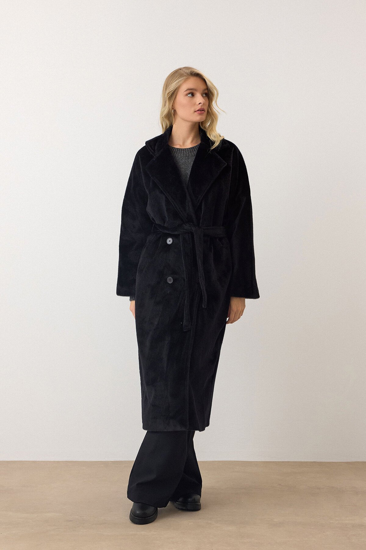 Siyah Çift Düğmeli Yumuşak Dokulu Kaşe Kaban