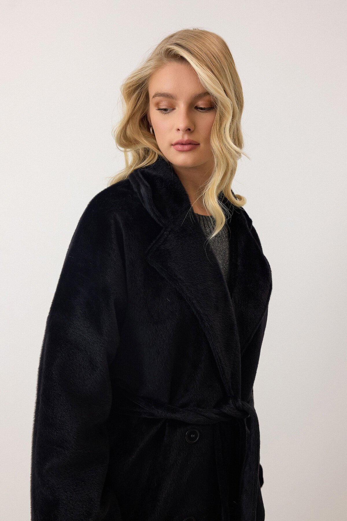 Siyah Çift Düğmeli Yumuşak Dokulu Kaşe Kaban