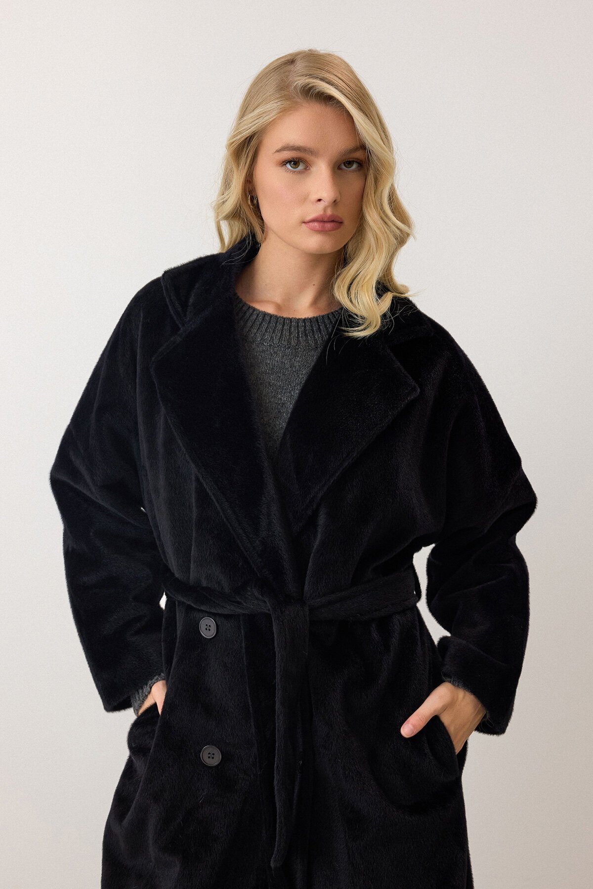 Siyah Çift Düğmeli Yumuşak Dokulu Kaşe Kaban