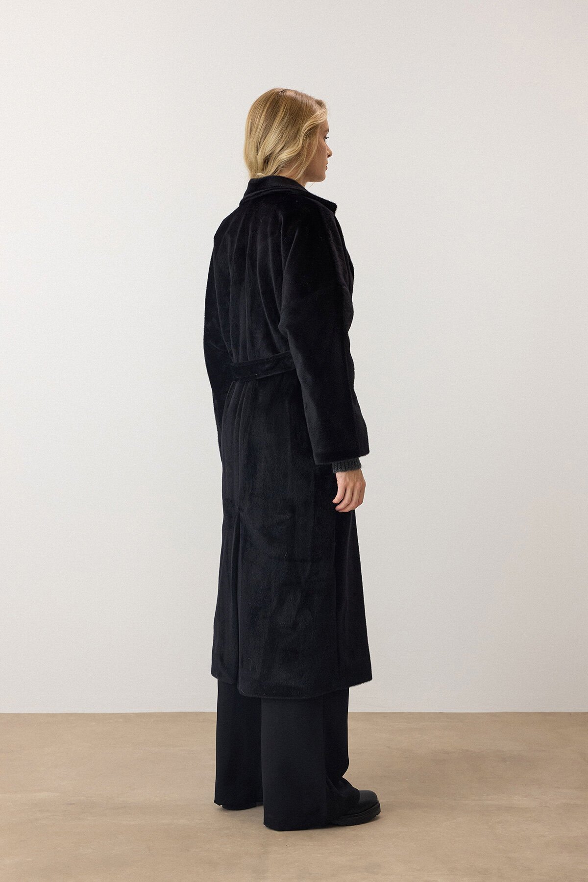 Siyah Çift Düğmeli Yumuşak Dokulu Kaşe Kaban