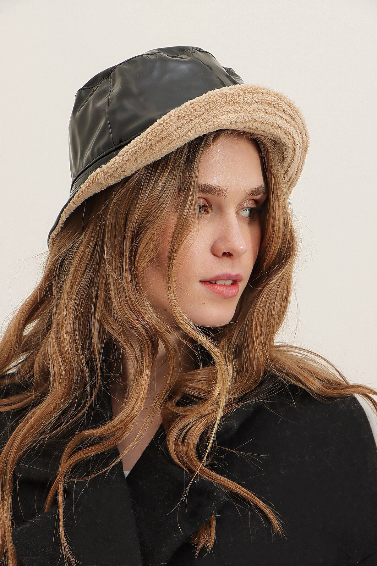 Siyah Çift Taraflı Parlak Rugan Kürklü Bucket Şapka NSW0055