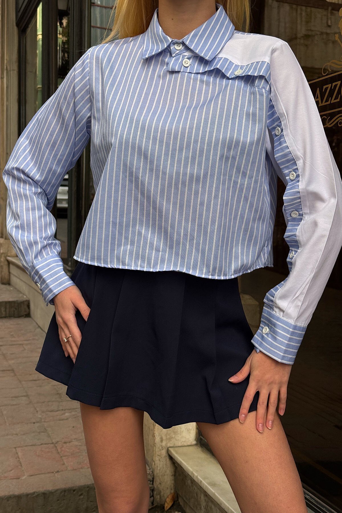 Mavi Çizgili Kontrast Uzun Kollu Asimetrik Düğme Detaylı Crop Gömlek