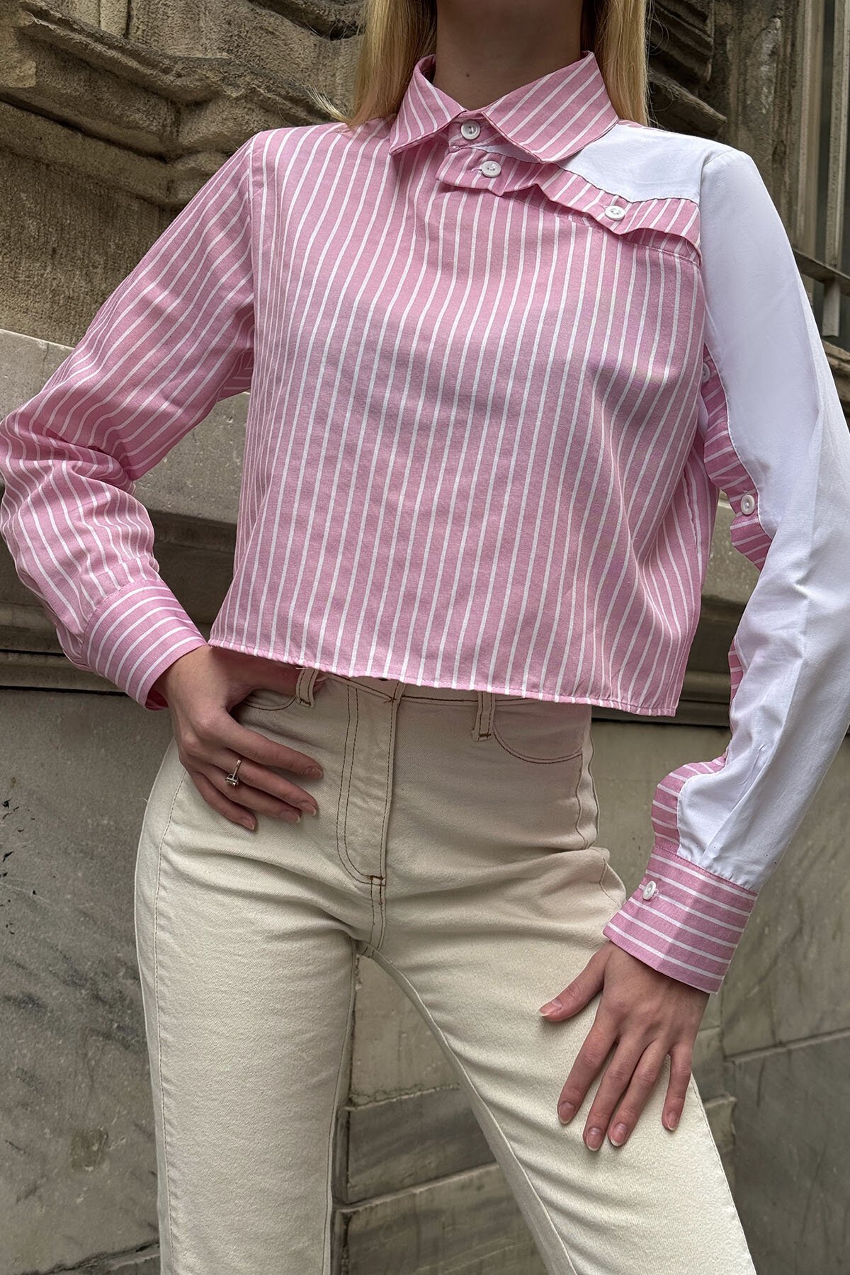 Pembe Çizgili Kontrast Uzun Kollu Asimetrik Düğme Detaylı Crop Gömlek