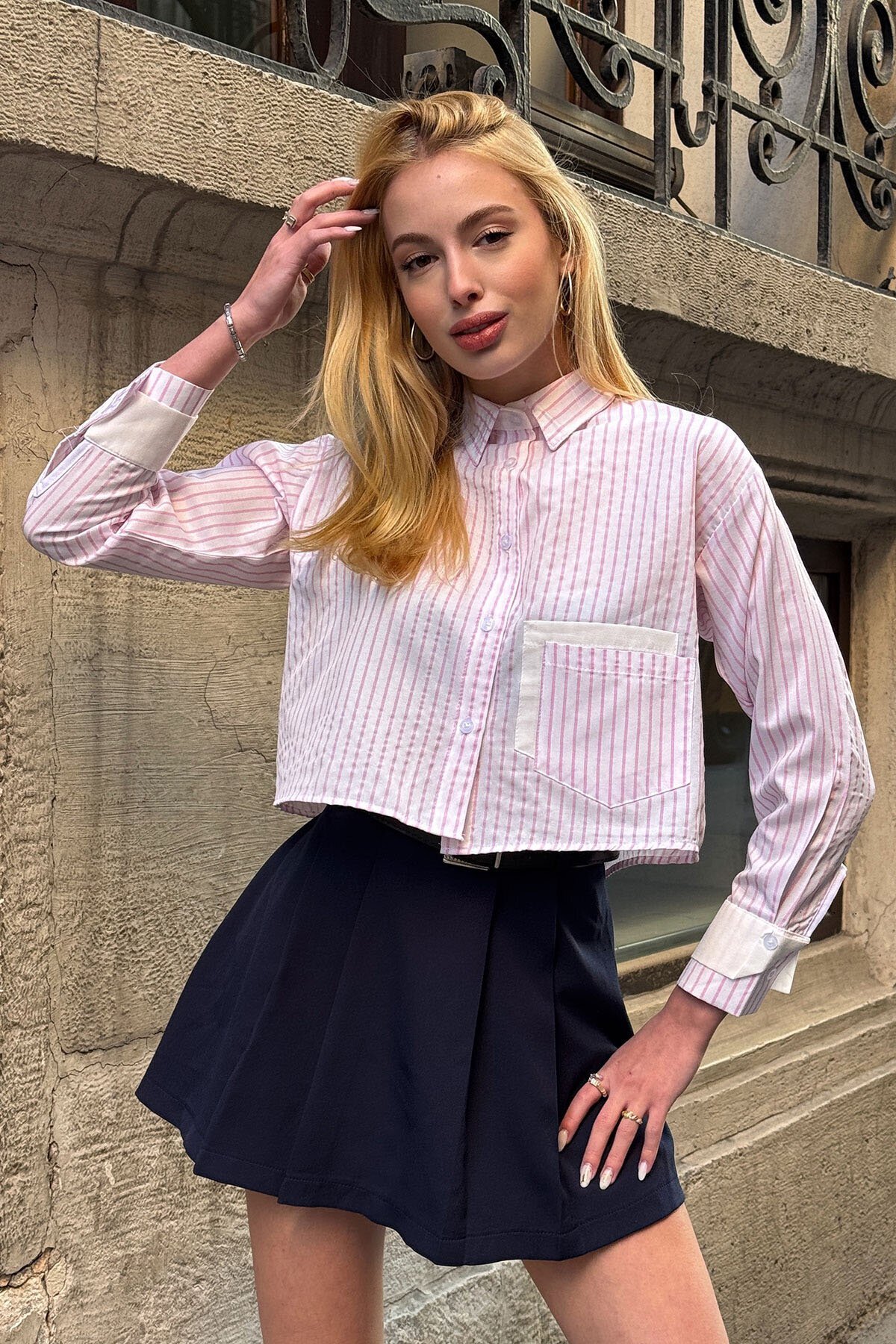 Pudra Çizgili Oversize Uzun Kollu Düğmeli Manşet Crop Gömlek