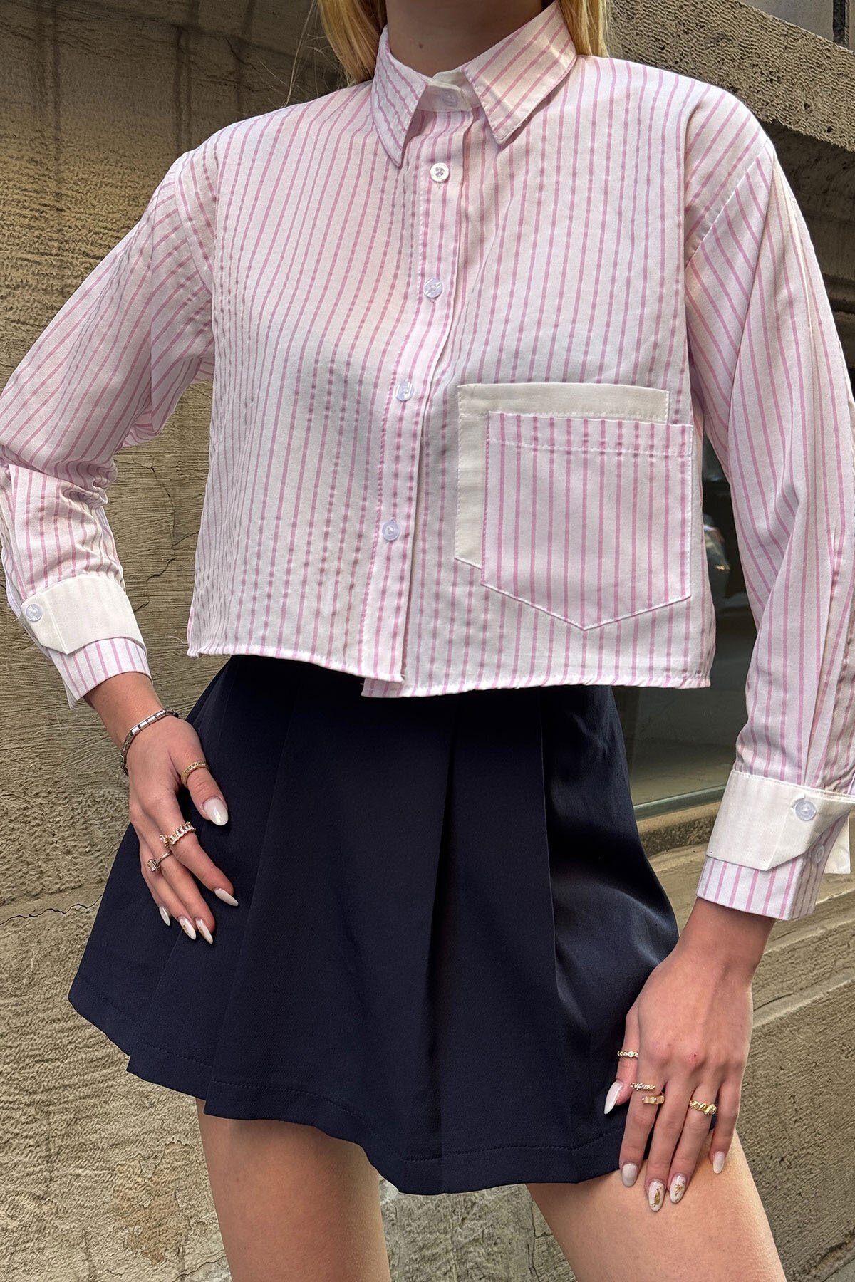 Pudra Çizgili Oversize Uzun Kollu Düğmeli Manşet Crop Gömlek