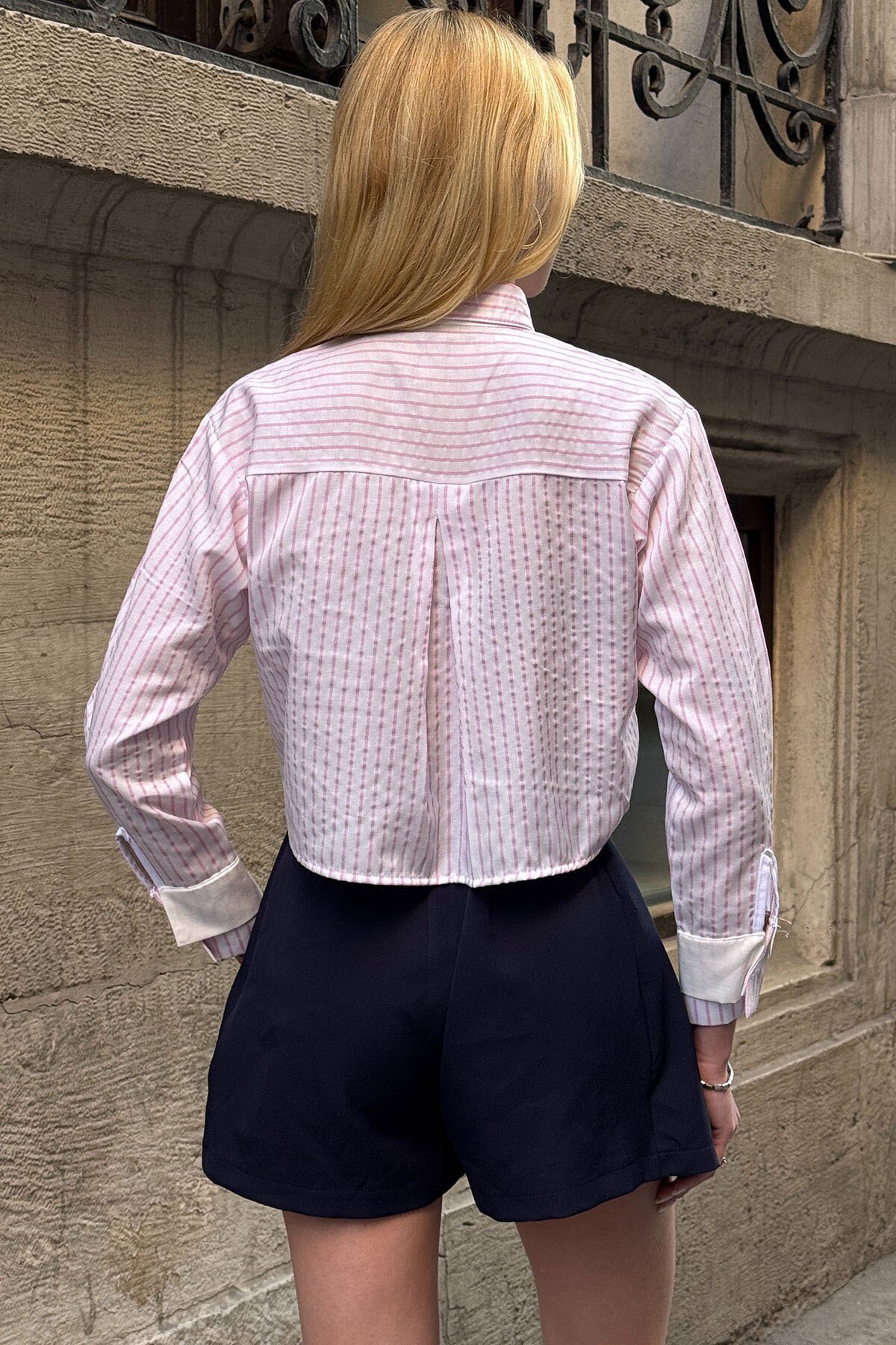 Pudra Çizgili Oversize Uzun Kollu Düğmeli Manşet Crop Gömlek