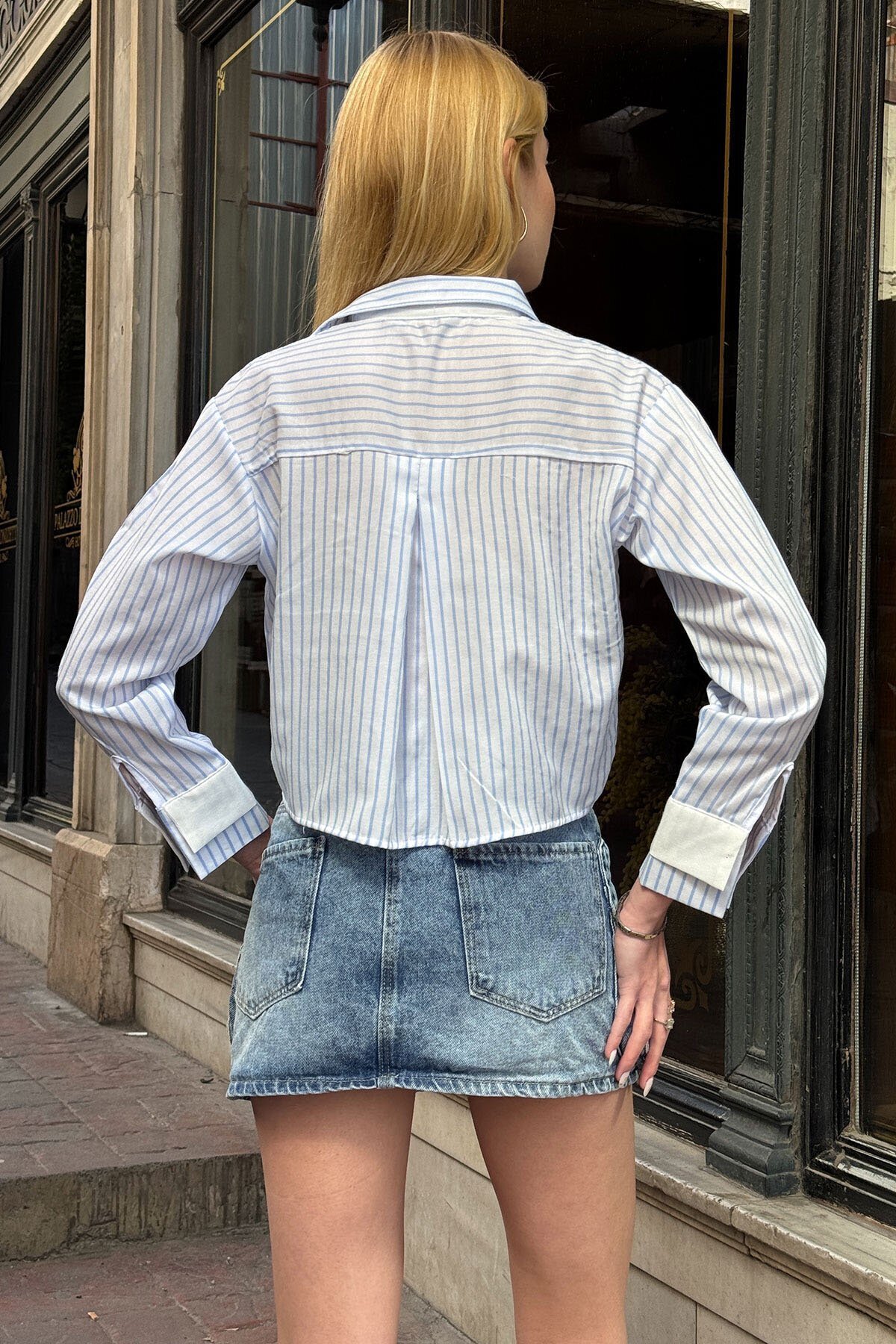 Açık Mavi Çizgili Oversize Uzun Kollu Düğmeli Manşet Crop Gömlek