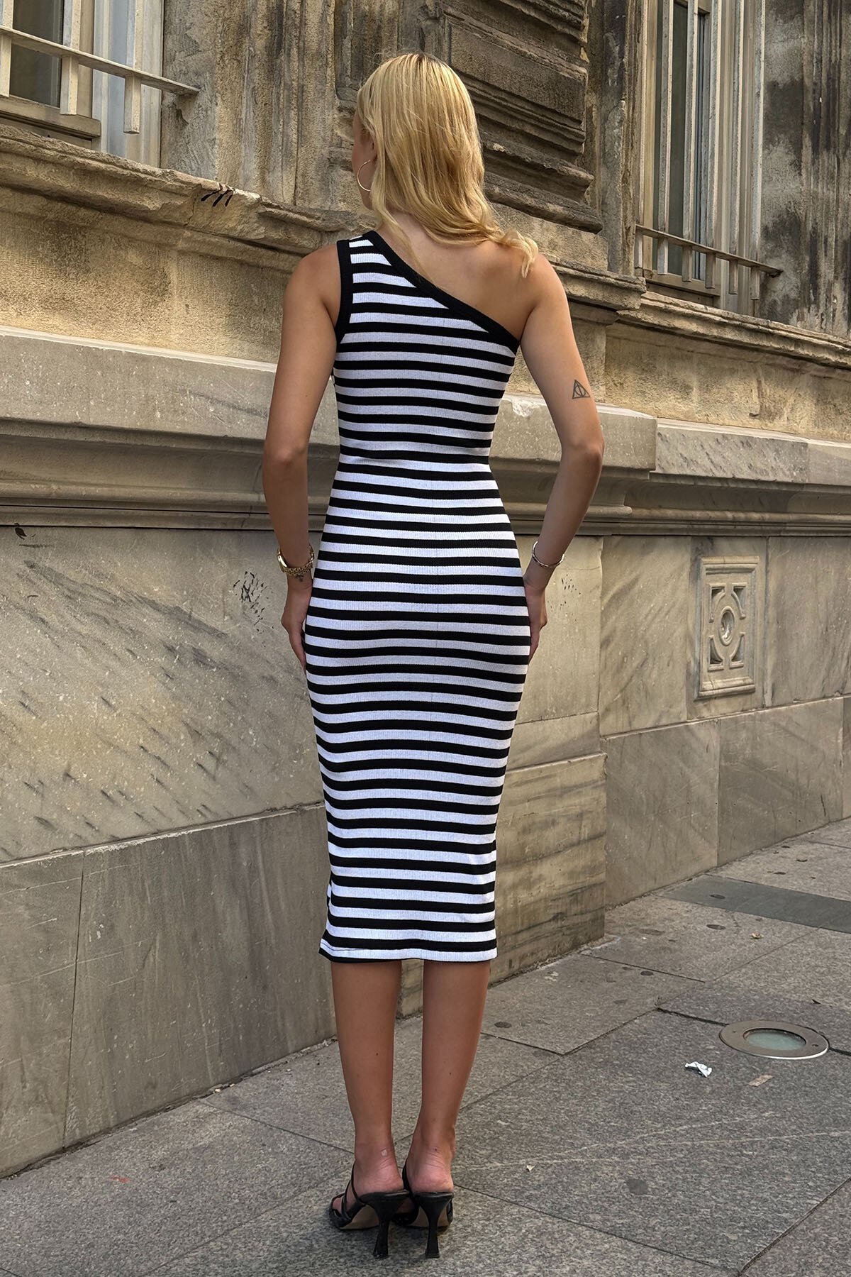 Siyah-Beyaz Çizgili Tek Omuz Asimetrik Midi Triko Elbise