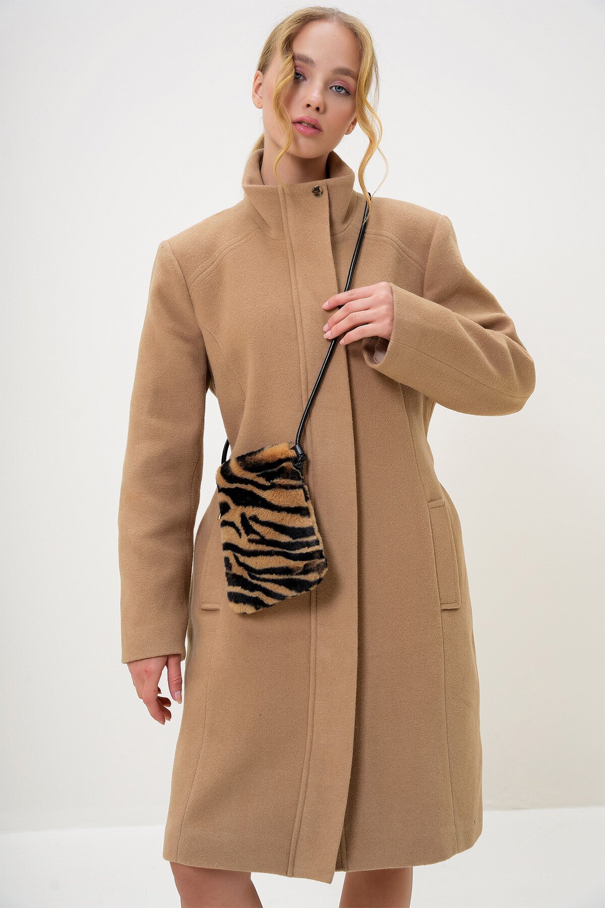 Camel-Siyah Deri Kordonlu Mıknatıs Kapamalı Suni Kürk Telefon Çantası