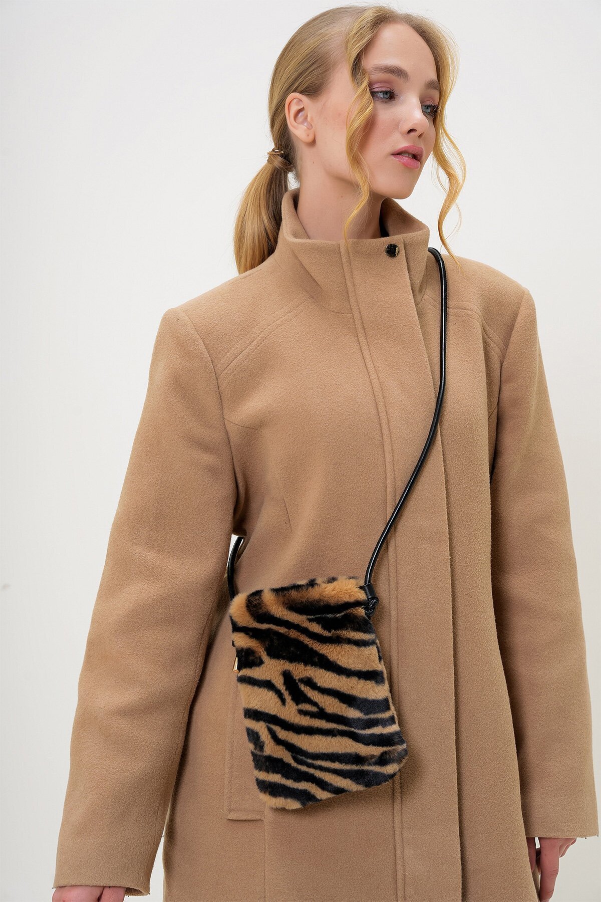 Camel-Siyah Deri Kordonlu Mıknatıs Kapamalı Suni Kürk Telefon Çantası