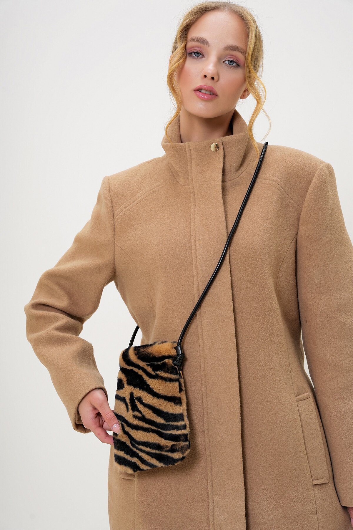 Camel-Siyah Deri Kordonlu Mıknatıs Kapamalı Suni Kürk Telefon Çantası