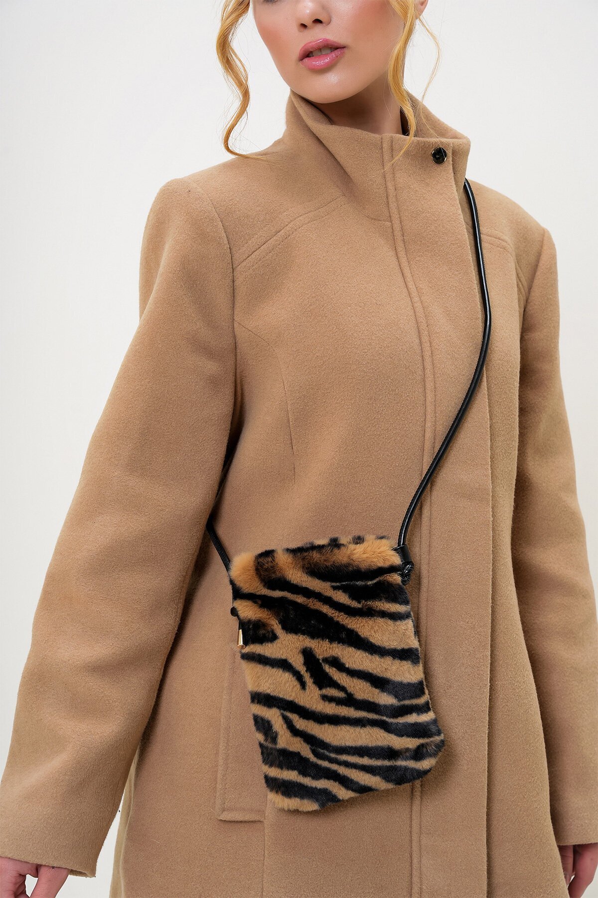 Camel-Siyah Deri Kordonlu Mıknatıs Kapamalı Suni Kürk Telefon Çantası