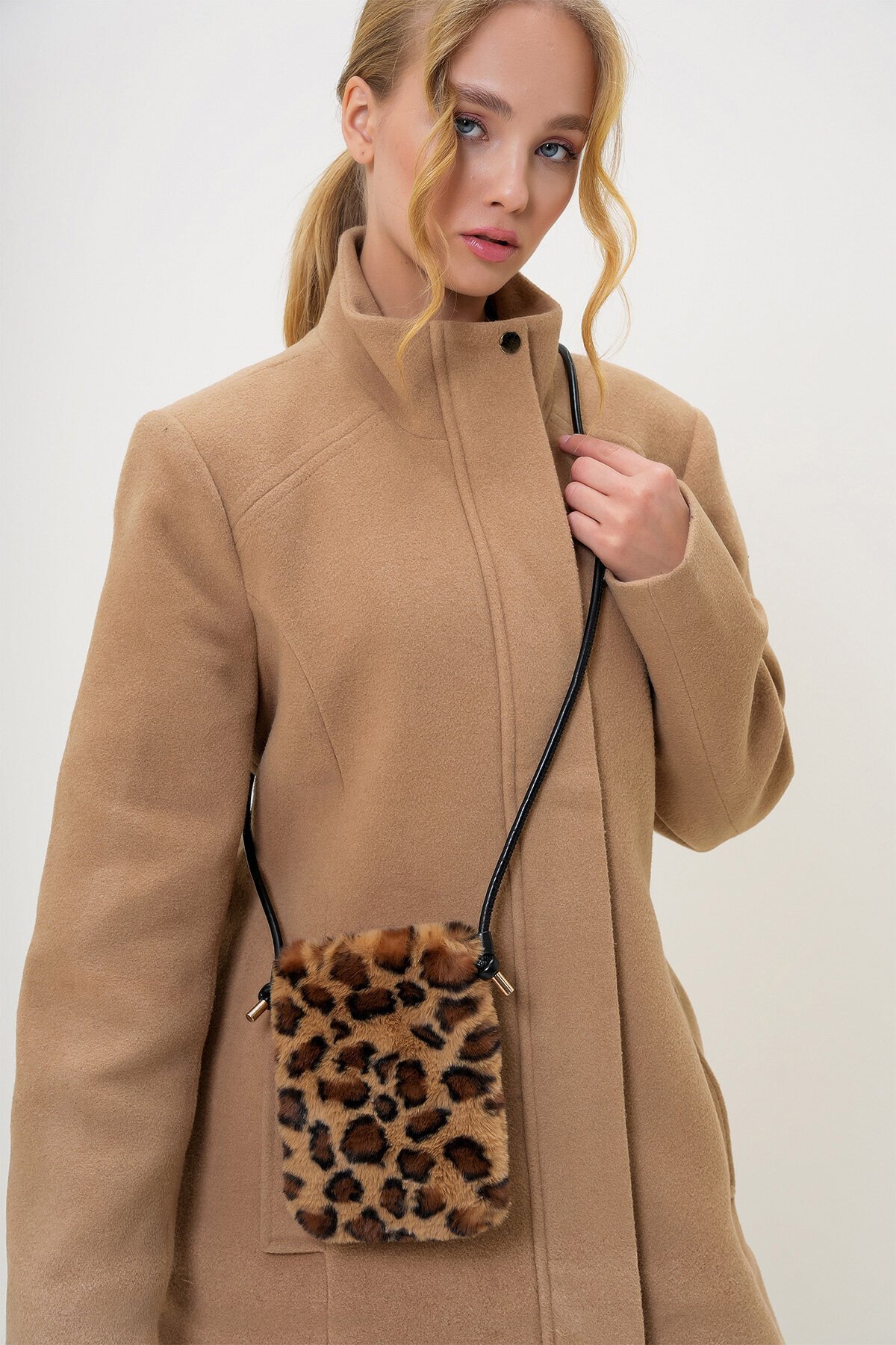 Leopar Deri Kordonlu Mıknatıs Kapamalı Suni Kürk Telefon Çantası