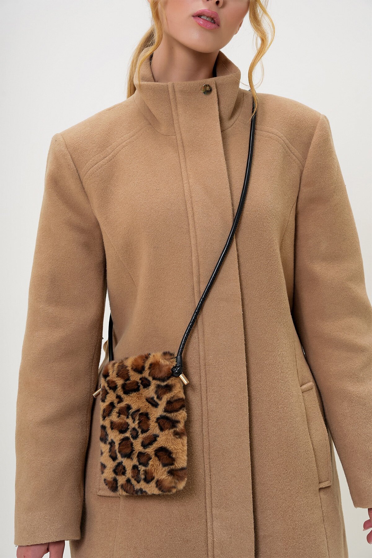 Leopar Deri Kordonlu Mıknatıs Kapamalı Suni Kürk Telefon Çantası