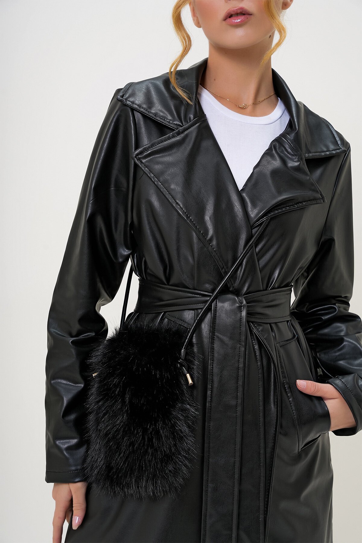 Siyah Deri Kordonlu Mıknatıs Kapamalı Suni Kürk Telefon Çantası