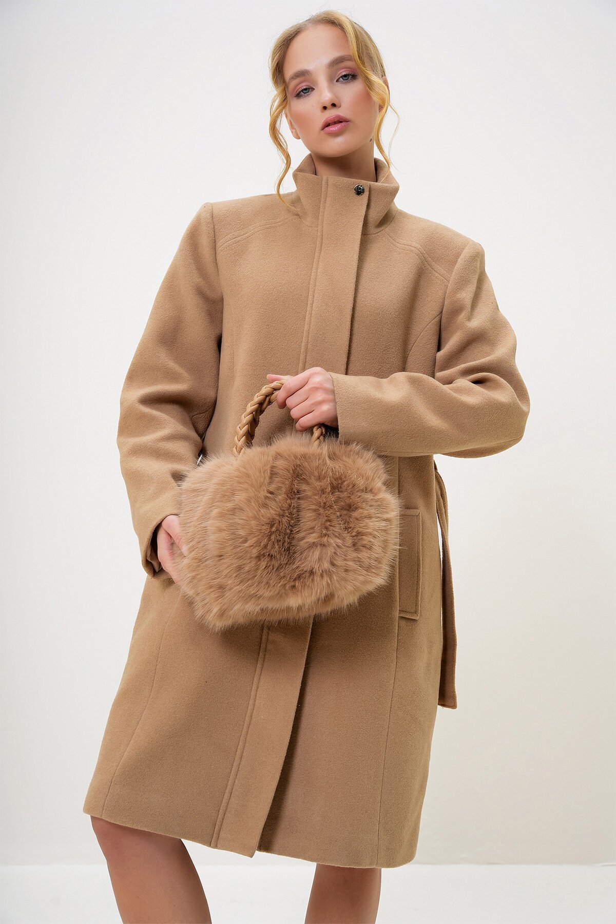 Sütlü Kahve Deri Kulplu Metal Omuz Askılı Tüylü Suni Kürk El Ve Omuz Çantası