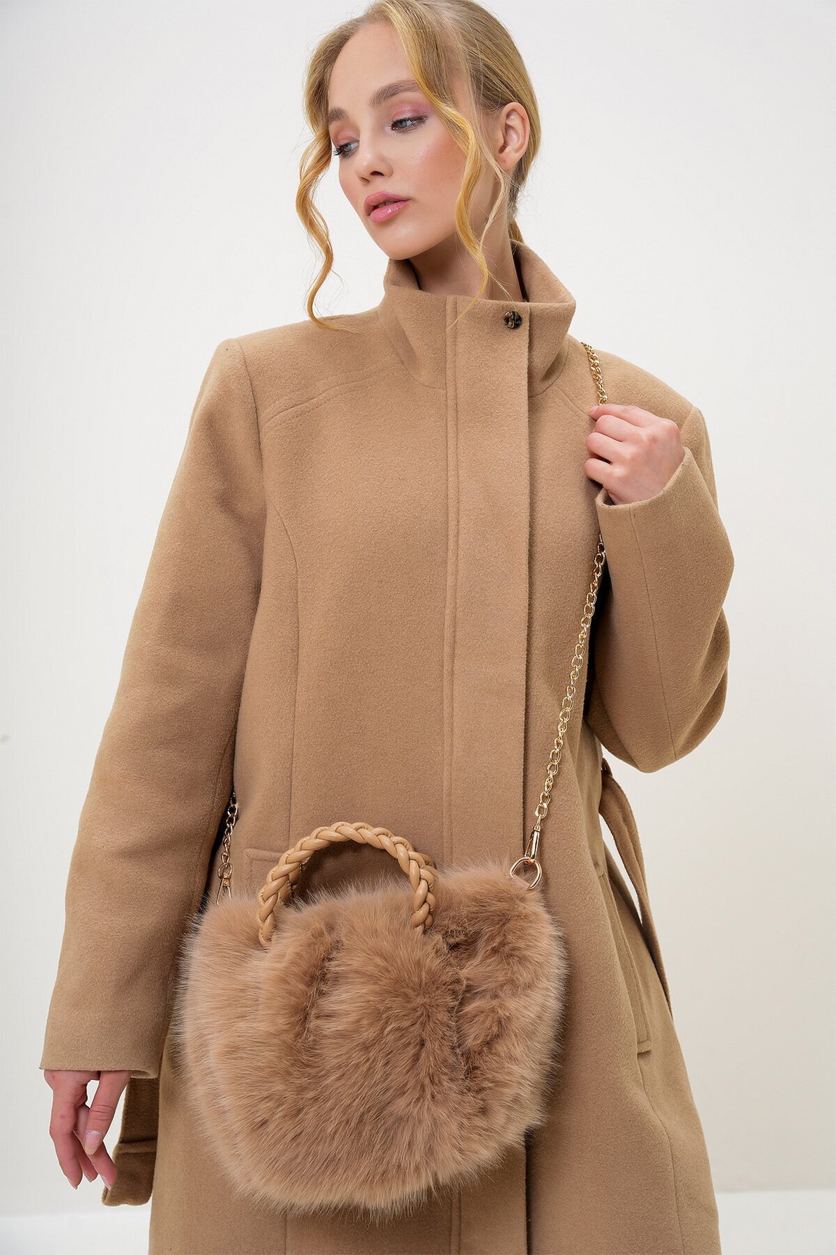 Sütlü Kahve Deri Kulplu Metal Omuz Askılı Tüylü Suni Kürk El Ve Omuz Çantası