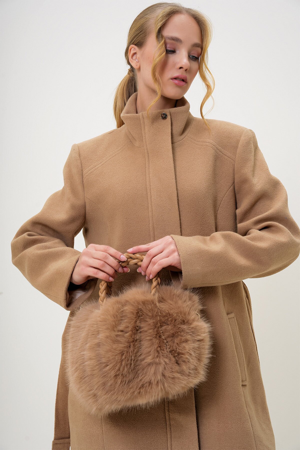 Sütlü Kahve Deri Kulplu Metal Omuz Askılı Tüylü Suni Kürk El Ve Omuz Çantası