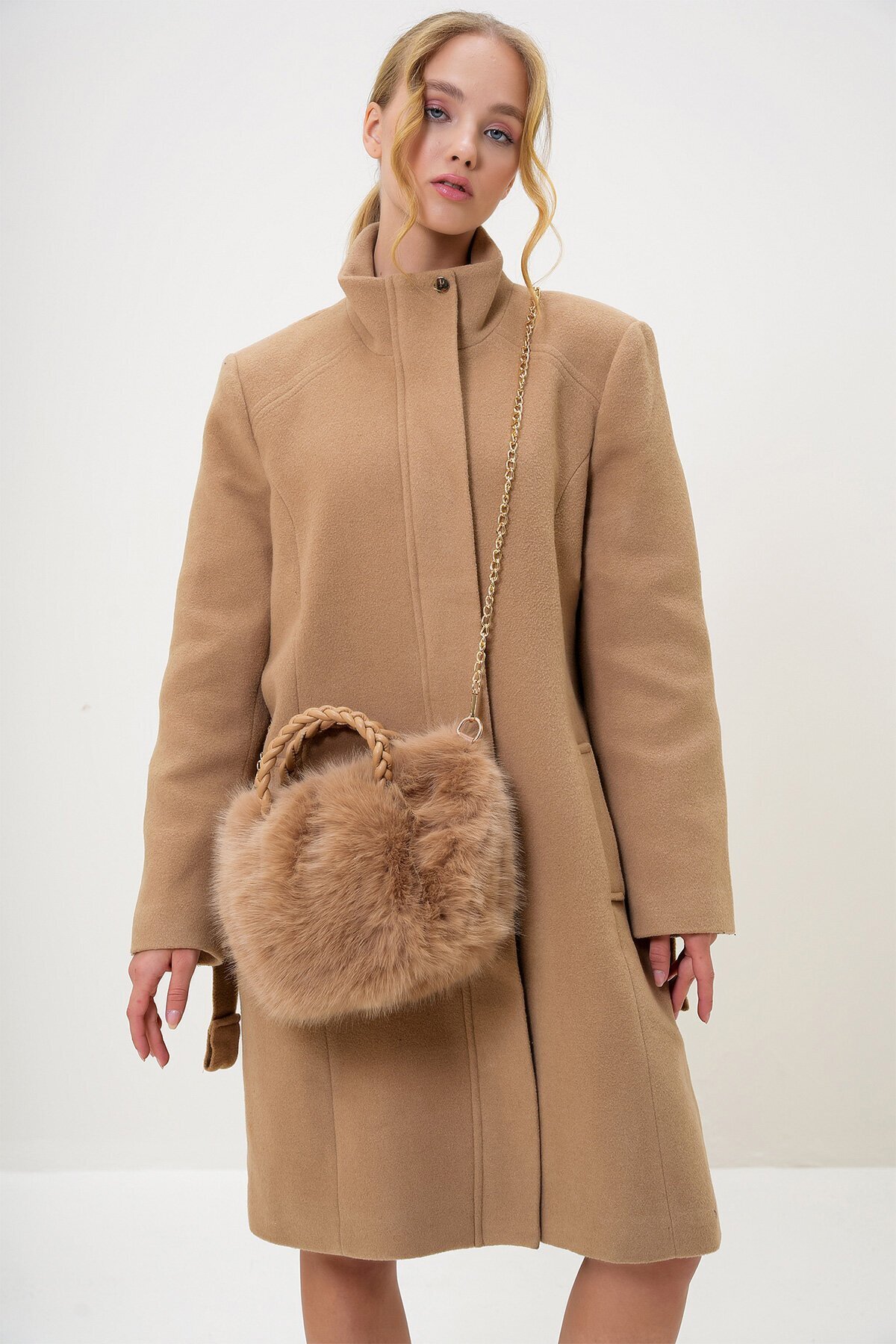 Sütlü Kahve Deri Kulplu Metal Omuz Askılı Tüylü Suni Kürk El Ve Omuz Çantası