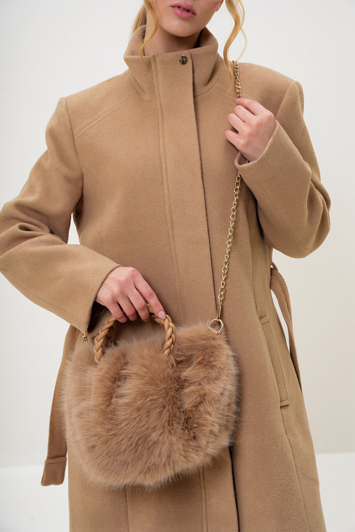 Sütlü Kahve Deri Kulplu Metal Omuz Askılı Tüylü Suni Kürk El Ve Omuz Çantası