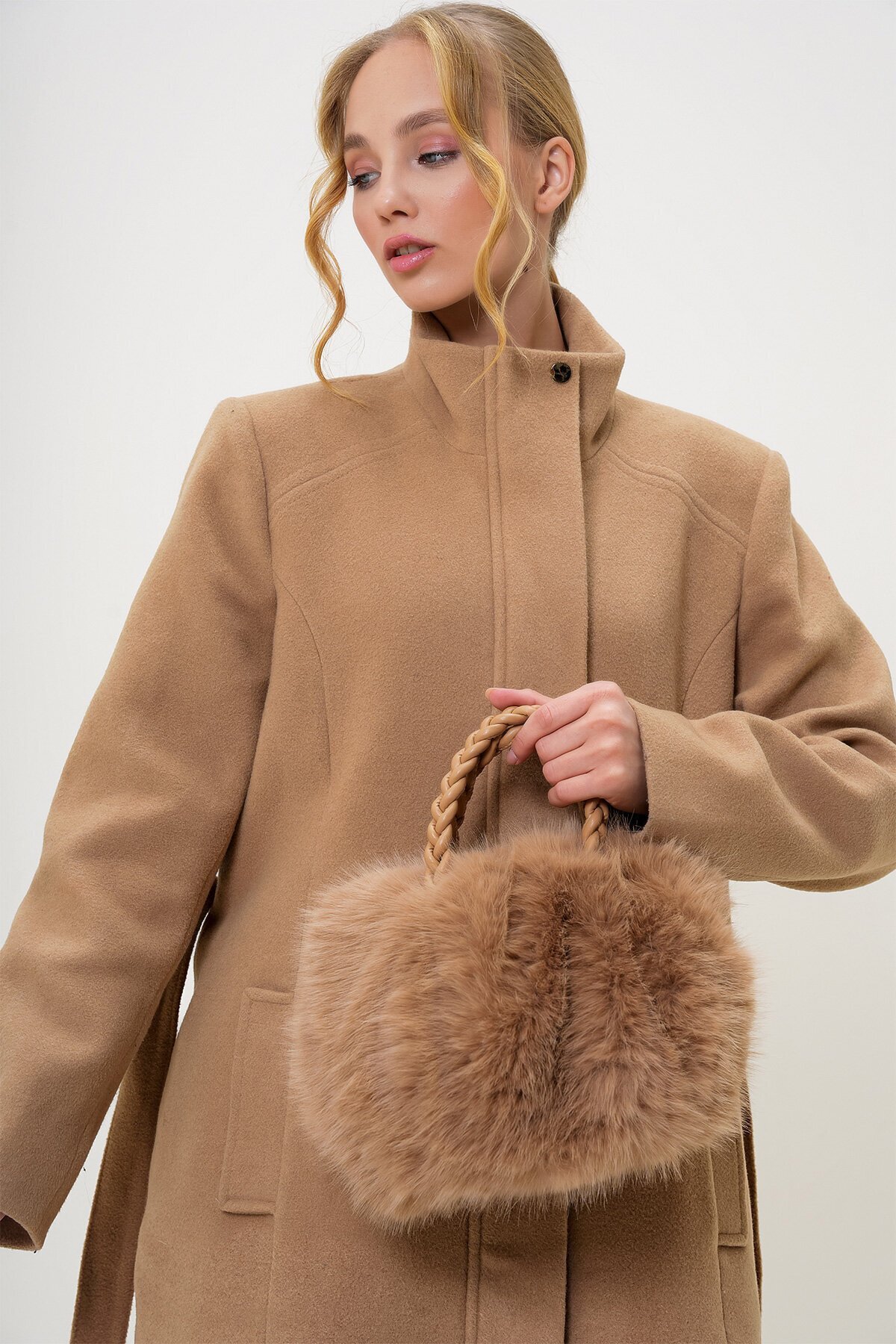 Sütlü Kahve Deri Kulplu Metal Omuz Askılı Tüylü Suni Kürk El Ve Omuz Çantası