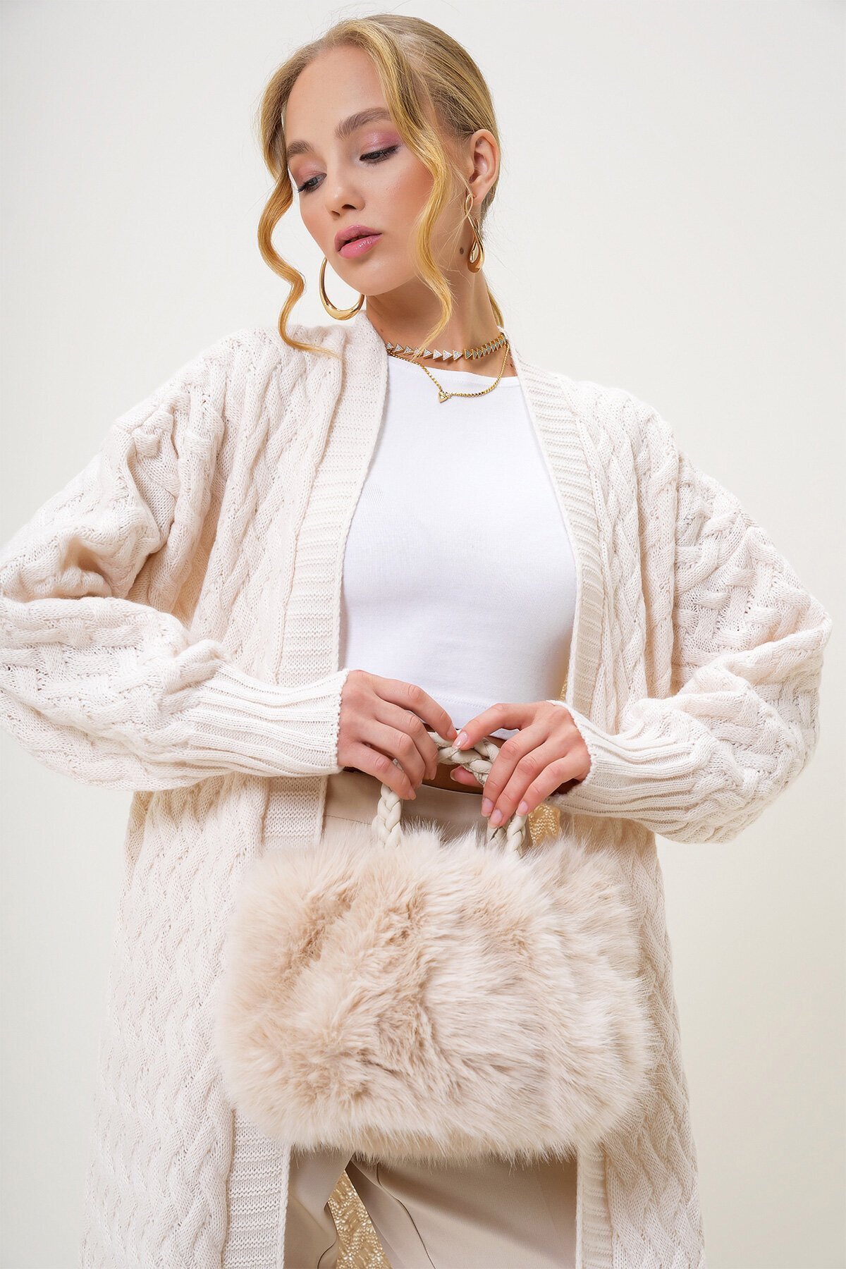 Krem Deri Kulplu Metal Omuz Askılı Tüylü Suni Kürk El Ve Omuz Çantası