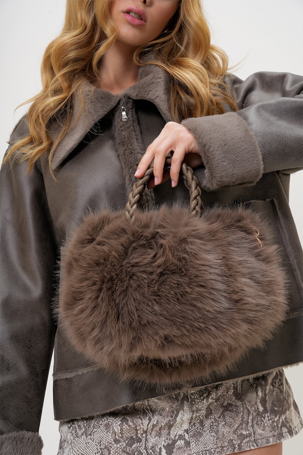 Kahverengi Deri Kulplu Metal Omuz Askılı Tüylü Suni Kürk El Ve Omuz Çantası