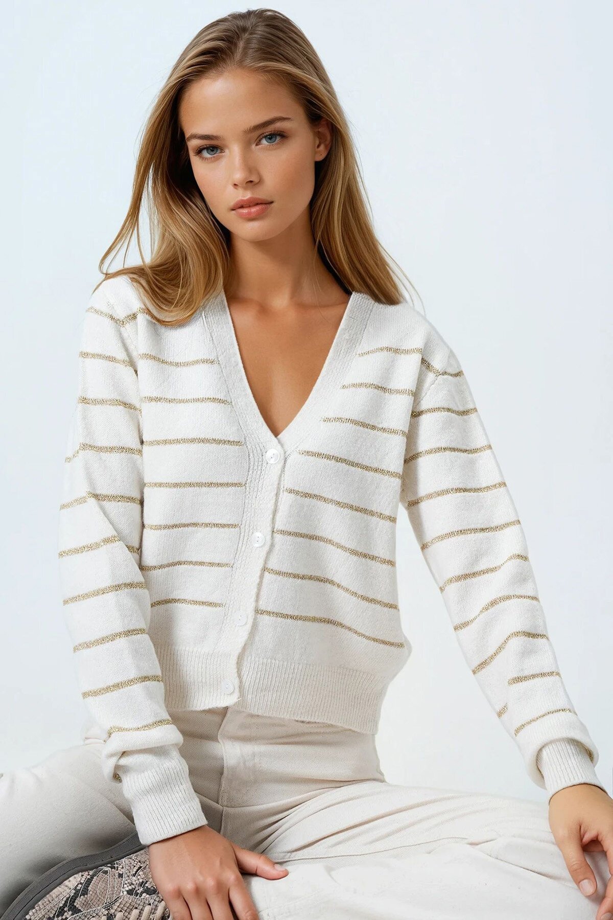 Derin V Yaka Düğmeli Çizgili Triko Hırka