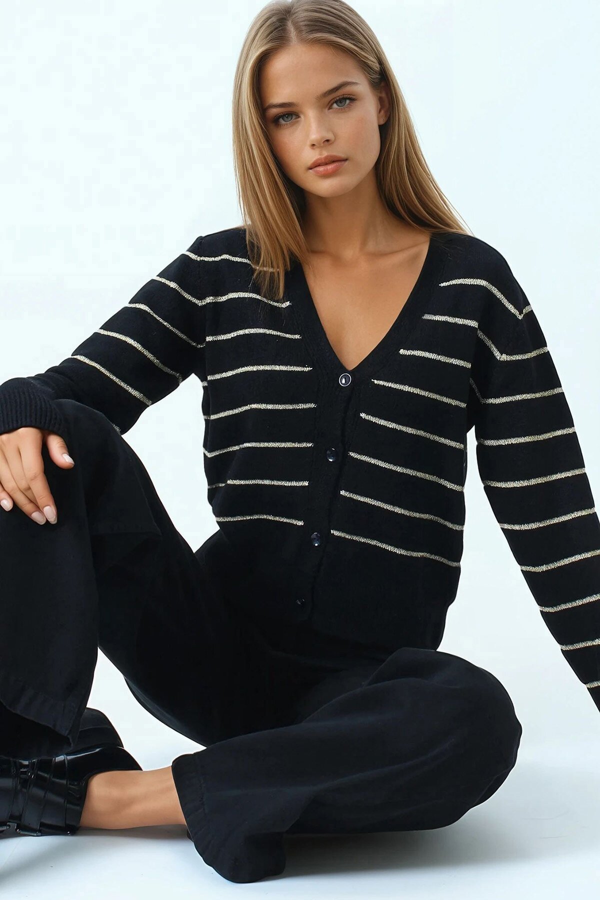 Derin V Yaka Düğmeli Çizgili Triko Hırka