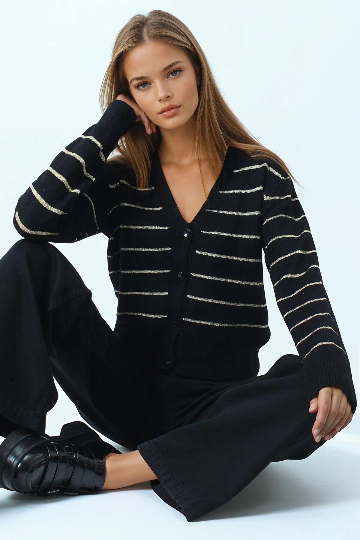 Derin V Yaka Düğmeli Çizgili Triko Hırka