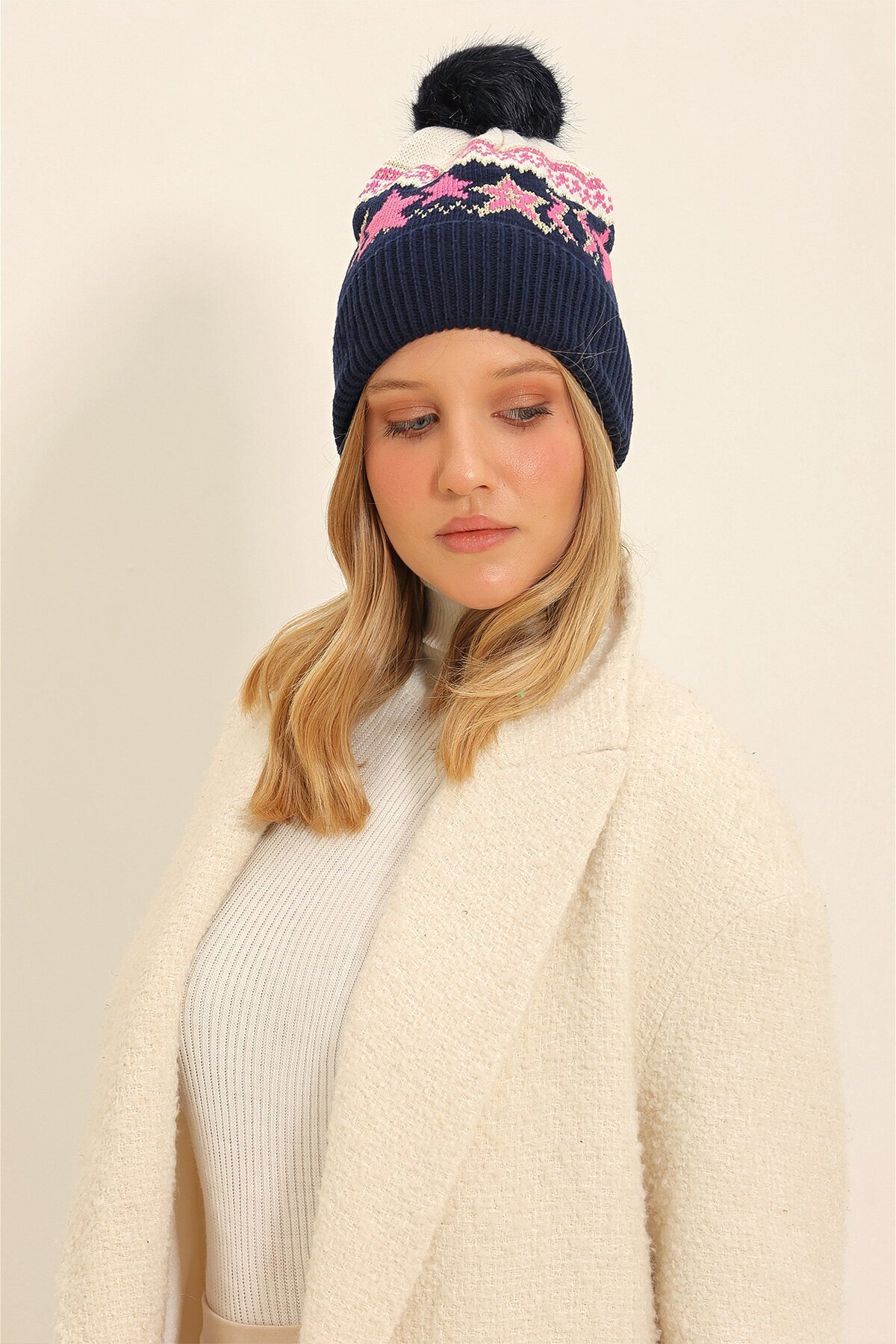 Lacivert Desenli Ponpon Bere