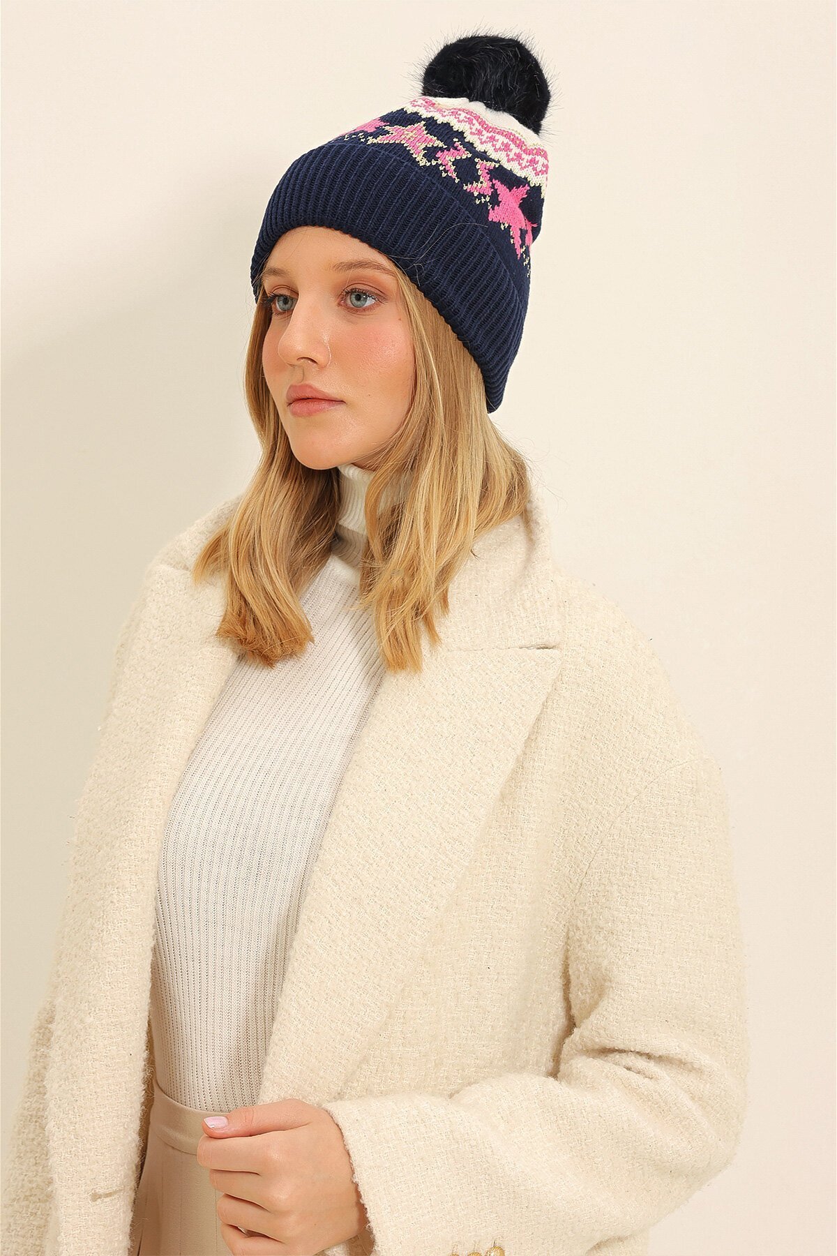 Lacivert Desenli Ponpon Bere